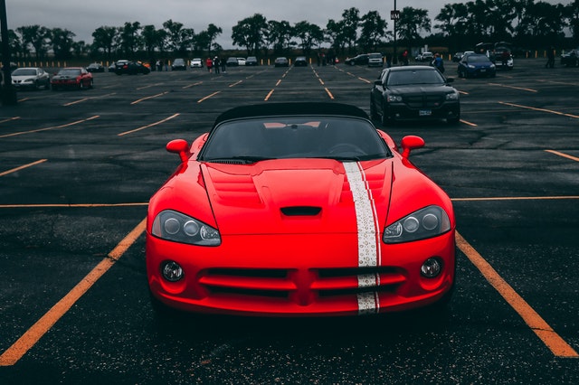 červené športové auto.jpg